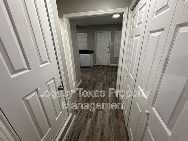 Building Photo - 1608 Sun Valley Dr