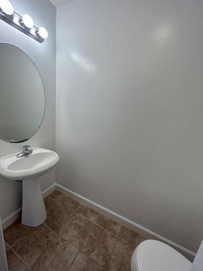 Building Photo - Sublease 6/1/25- 10/31/25