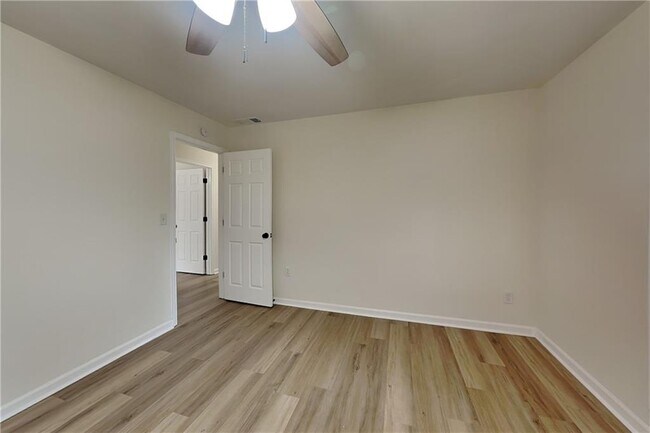 Building Photo - 1110 Lake Dr