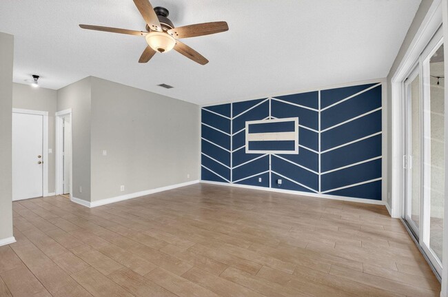 Building Photo - 18196 Clear Brook Cir