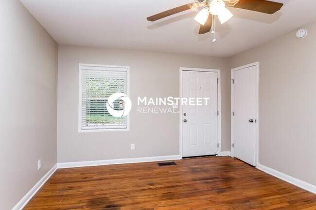 Building Photo - 3 Bedroom Pet-Friendly Home in Forest Park...
