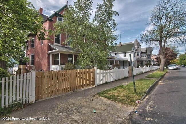 Building Photo - 533 Quincy Ave