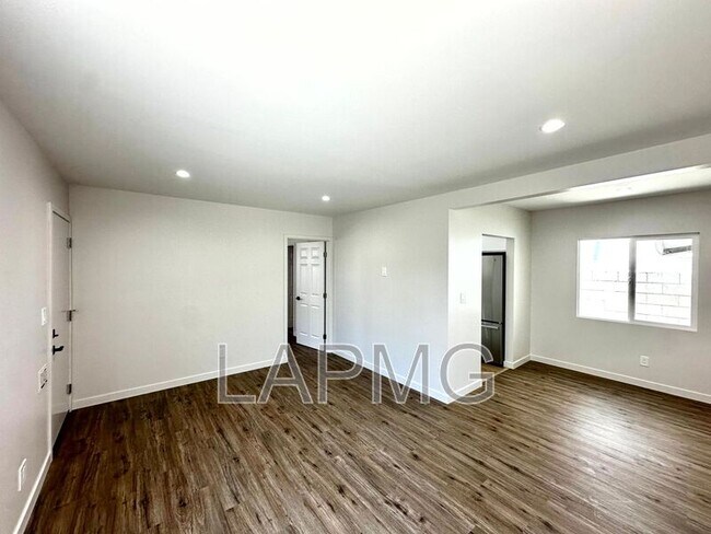 Primary Photo - 2304 N Frederic St