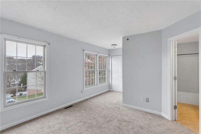 Building Photo - 1211 Meadowbrook Dr