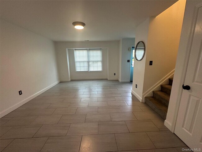 Building Photo - 256 Quassaick Ave