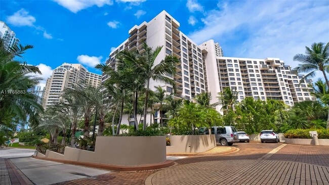 Building Photo - 520 Brickell Key Dr