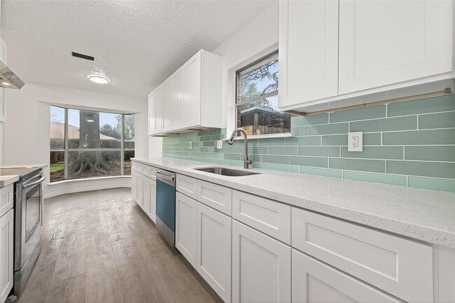 Building Photo - 16235 La Terra Dr