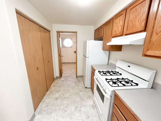 Building Photo - 5548 - 5550