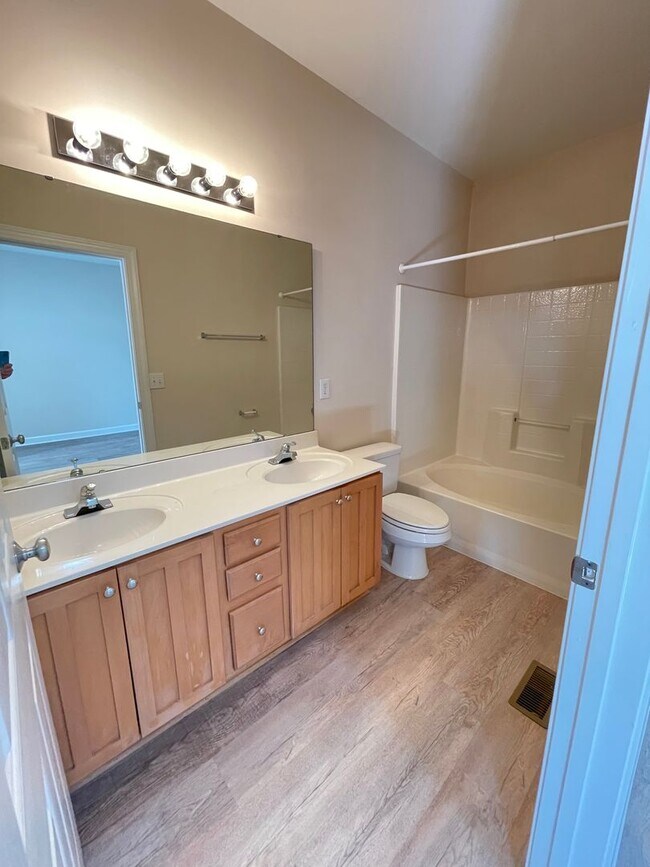 Building Photo - Wonderful location and features for this s...