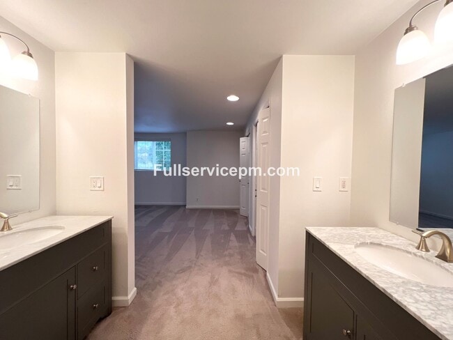 Building Photo - Stylish and Updated Newport Crest Condo