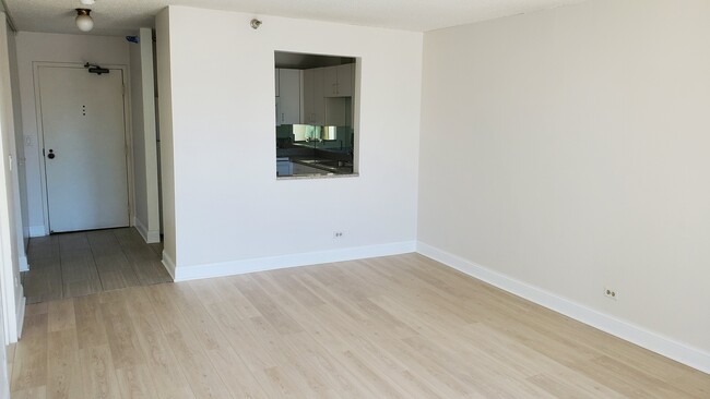 Living / Dining Room - 1212 N LaSalle Dr