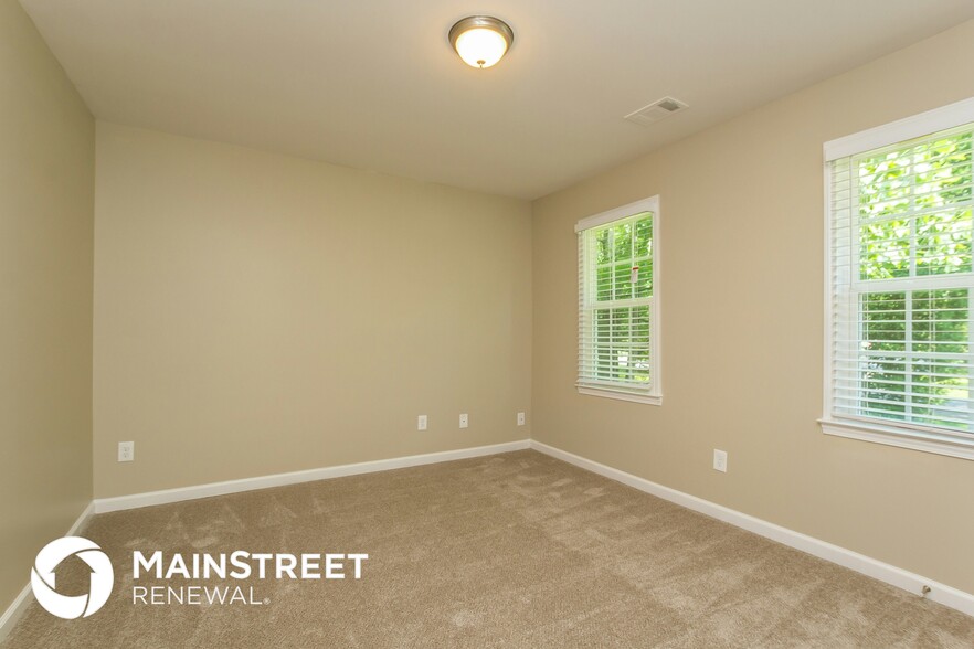 Building Photo - 320 Sumter Dr NE
