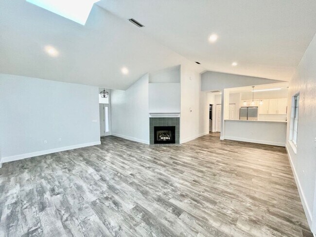 Building Photo - 4/2 Home located in Cul-de-sac in Capri
