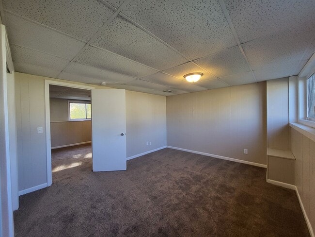 Building Photo - 4 Bedroom split-level home with garage!