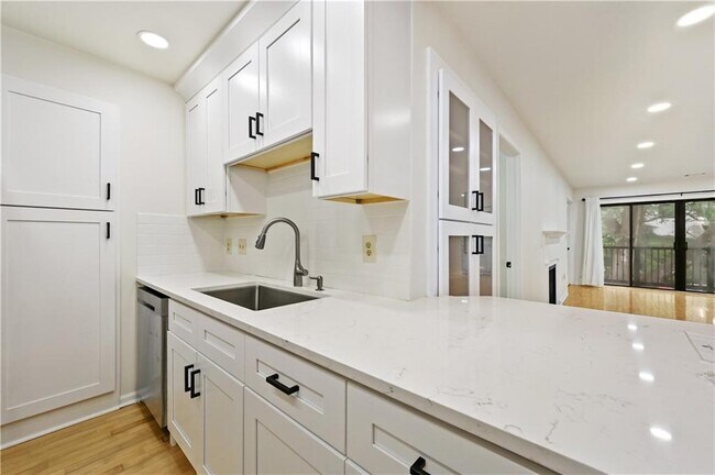 Building Photo - 2201 Pine Heights Dr NE