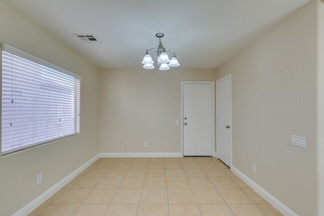 Building Photo - Upgraded spacious 4bedroom home near Mountains Edge!