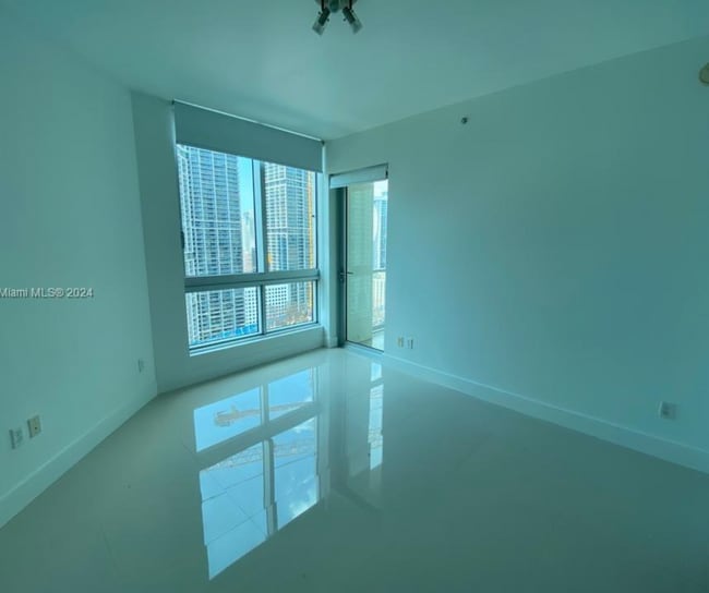 Building Photo - 2 bedroom + 2 bath corner unit || MET1