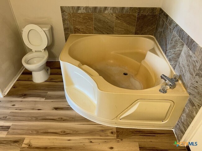 Building Photo - 5204 Tiffany Cir