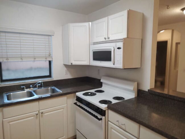 Building Photo - 2 bedroom home For rent