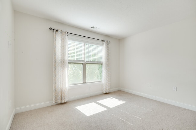 Building Photo - 208 Pointe Oakwood Way