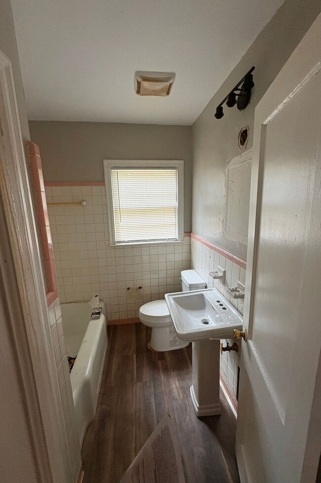 Building Photo - 3 Bedroom 1 Bath