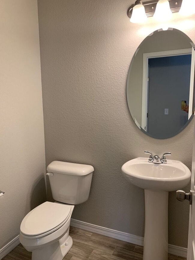 Building Photo - 3 BEDROOM TOWNHOME LOCATED in the The Town...