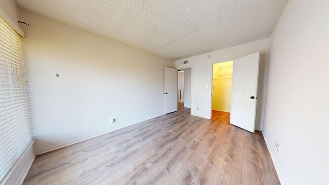 Building Photo - Townhouse in Northeast Fresno
