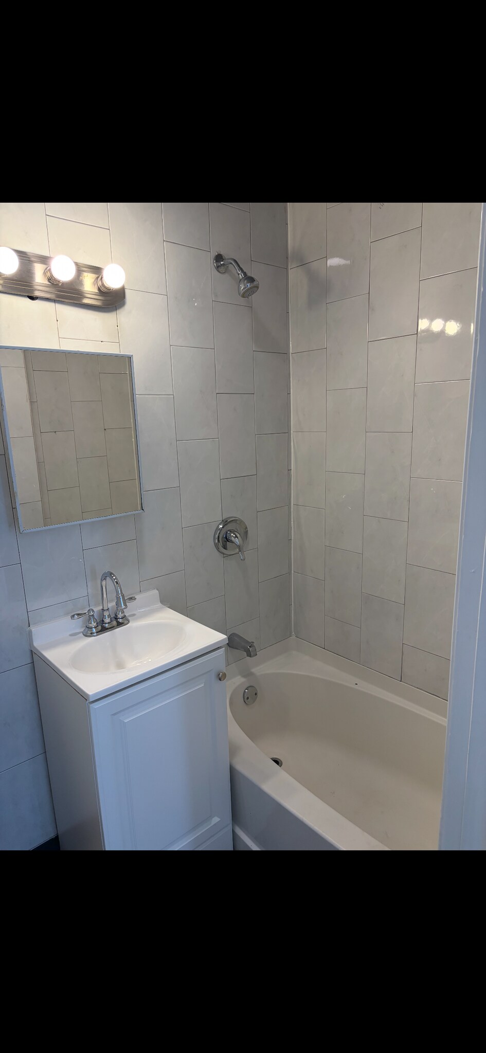 Building Photo - 152 E 107th St