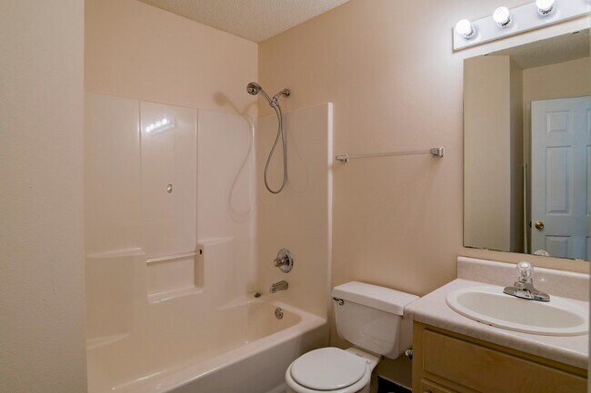 Building Photo - 3 bed 2 bath home off Creighton Rd