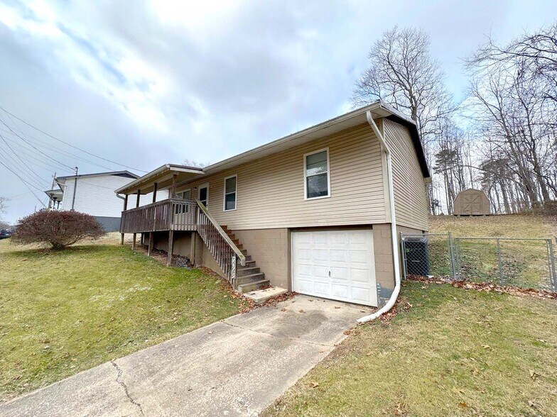 Building Photo - 3028 Meadowview Dr