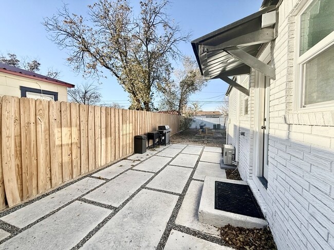 Building Photo - 200 Santa Rita Dr