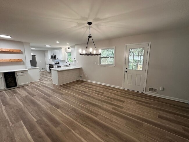 Building Photo - 4 bed 3 bath in Decatur!