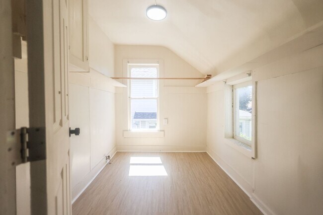 Building Photo - 3 bedroom 2 bathroom single family home | section 8 and EDEN welcomed