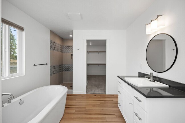 Building Photo - BEAUTIFUL Spacious Modern Grandview Single Level Home!