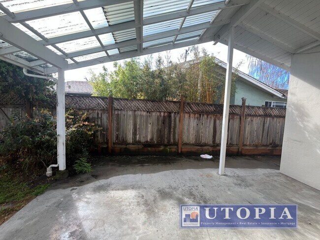 Building Photo - 2 Bed 1 Bath Single Family Home Right Next...