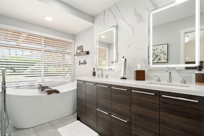 Building Photo - 76941 Coventry Cir