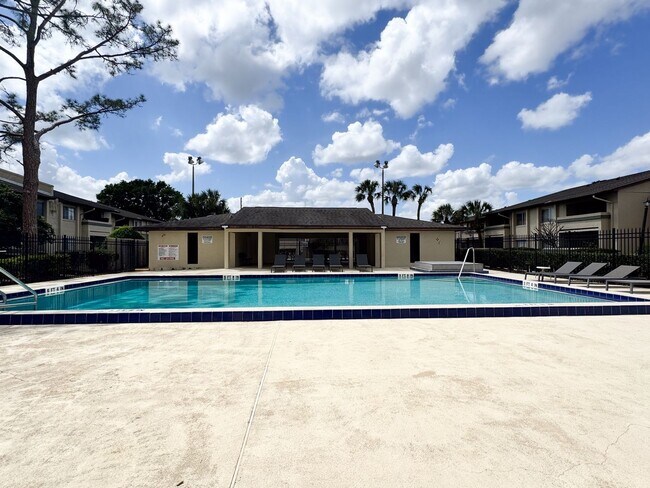 Building Photo - Spacious 1 bedroom 1 bathroom in DelRey Community!