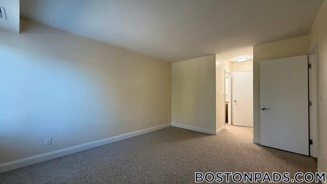 Building Photo - 12 Westgate Dr