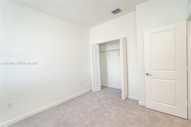 Building Photo - 2646 SE 27th Dr