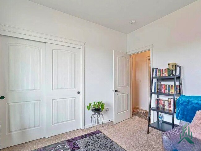 Building Photo - Updated 3 bedroom, 2 bathroom Single-famil...