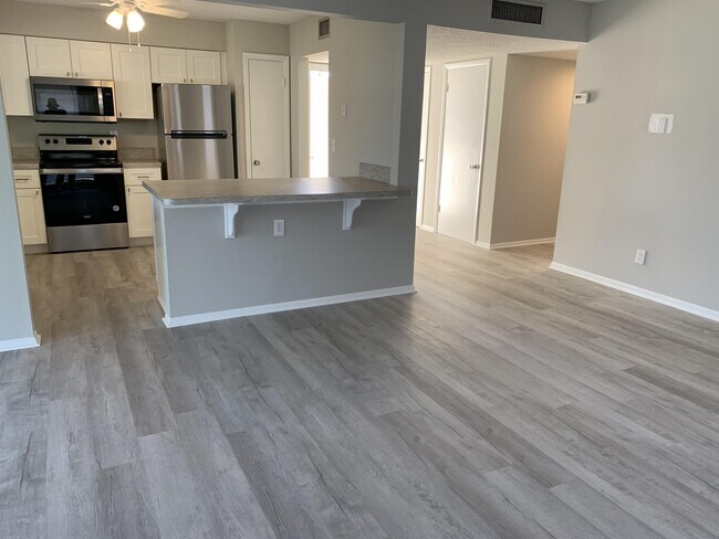 Building Photo - 1920 W Lakeview Blvd