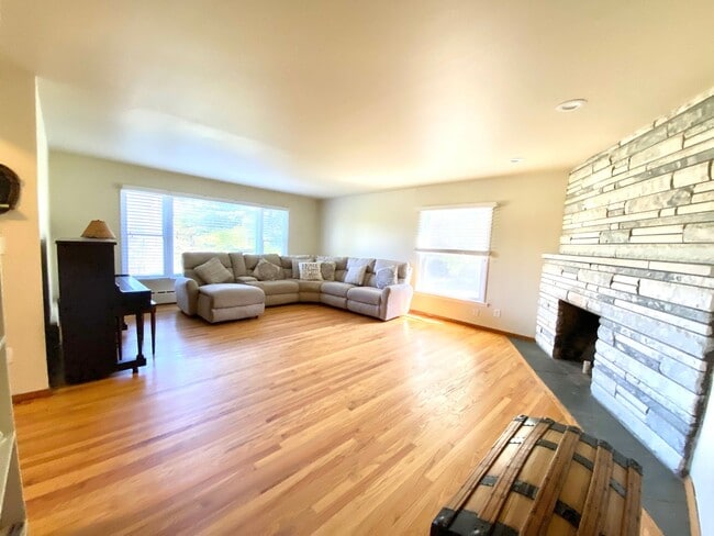 Building Photo - Bright & Breezy 3BR Ranch Ulster Park