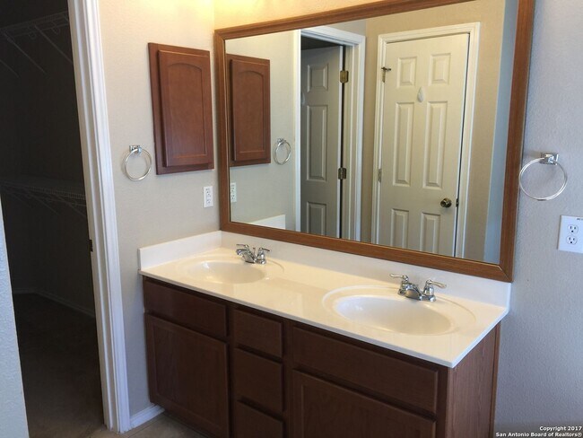 Building Photo - Large 4 bedroom / 2.5 bathroom home in Alamo Ranch
