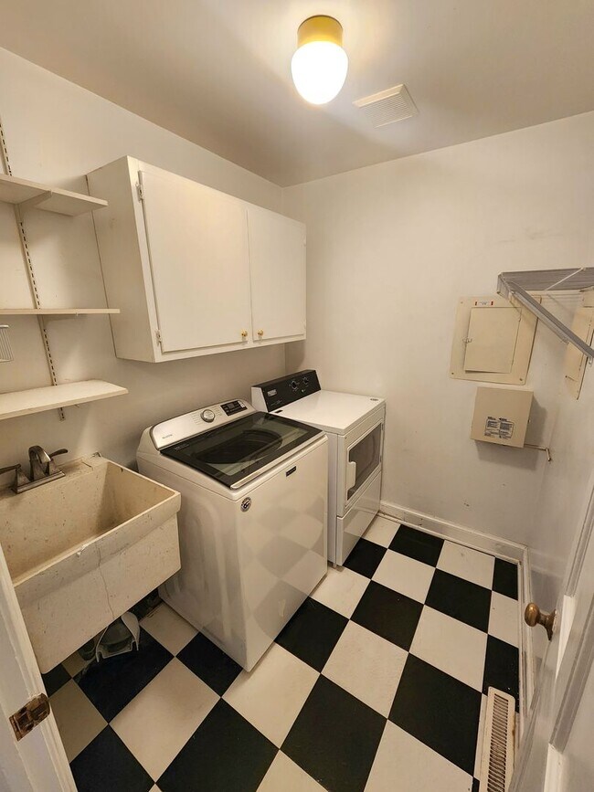 Building Photo - Sprawling Home in Bay Colony