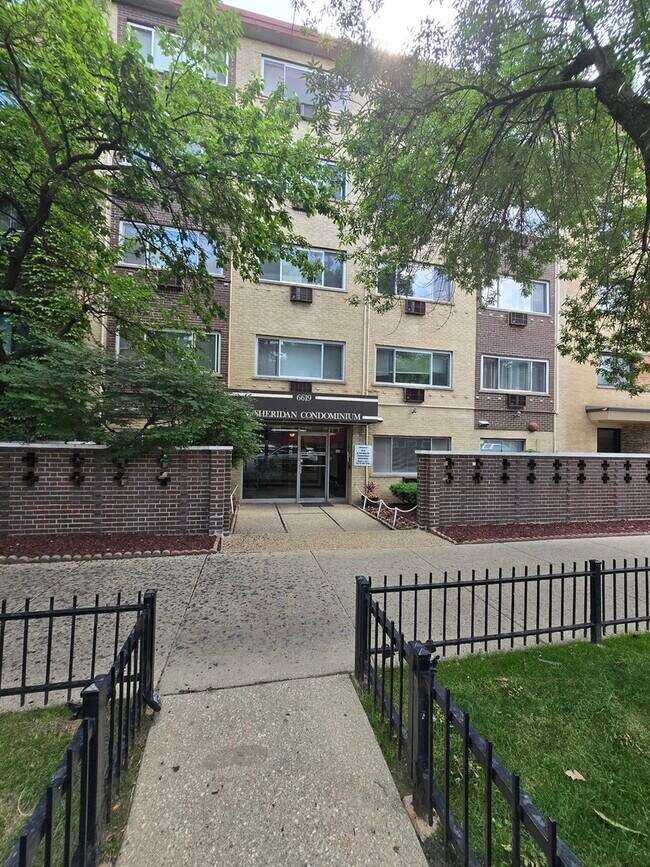 Primary Photo - 6619 N Sheridan Rd