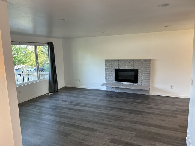 Building Photo - Renovated 3B, 2.25 BA House with garage in...