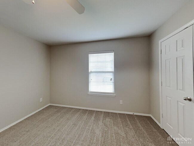 Building Photo - 2013 Cedarwood Dr