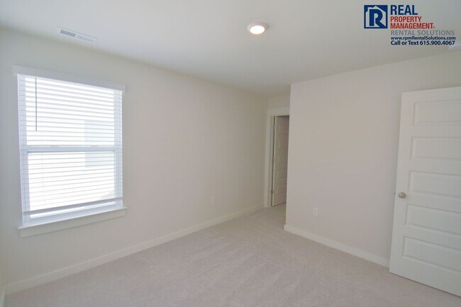 Building Photo - Gorgeous and modern 5 bd 3 ba home in Smyrna! Neighborhood pool and playground!