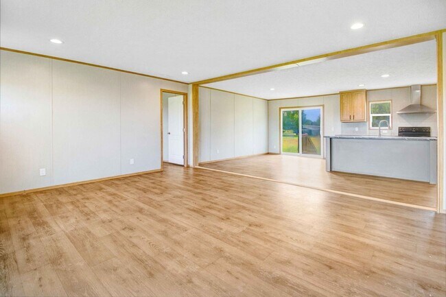 Building Photo - SPACIOUS 4 BR | 3 BA HOME W/ PLENTY OF PRI...