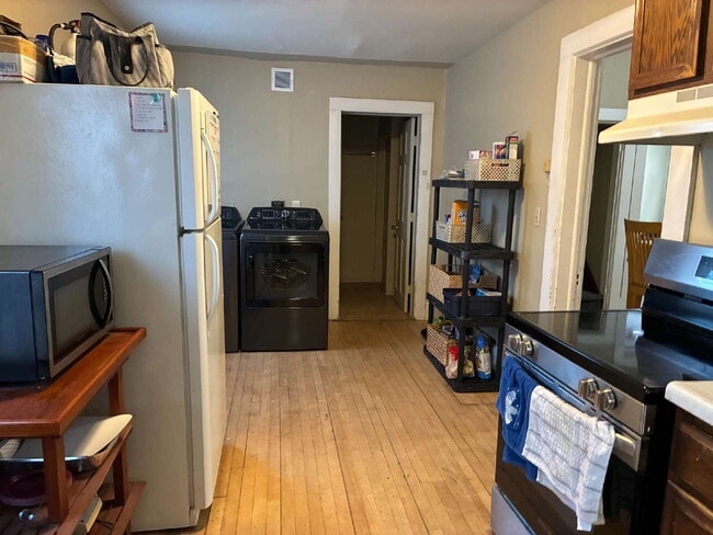 Building Photo - 4 Bed 2 Bath close to UWEC!